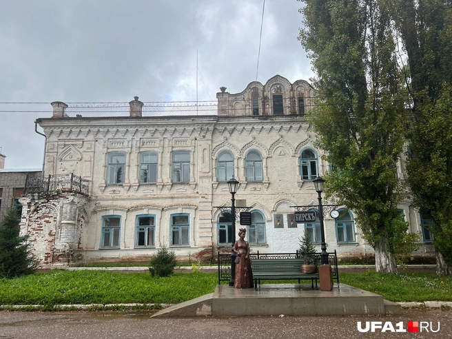 Не так давно на здании повесили памятные таблички и рядом открыли скульптуру женщины, ожидающей поезд | Источник: Андрей Бирюков / UFA1.RU