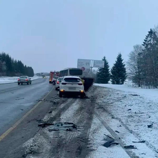Последствия ДТП с автобусом и такси на трассе «Нарва» | Источник: ФКУ Упрдор «Северо-Запад»