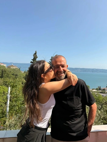 Сейчас у нее прекрасные отношения с отцом | Источник: demetozdemir / Instagram (экстремистская организация, деятельность запрещена на территории РФ)