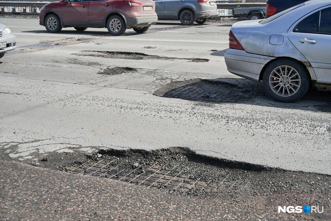 Мост начнут ремонтировать с правой полосы, которая ведет с правого берега на левый | Источник: Александр Ощепков / NGS.RU