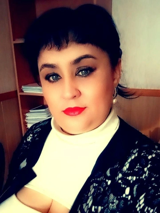 За исключением долгов и рассматриваемого в суде уголовного дела Оксана Старусева выглядит как авторитетный и даже стереотипный сельский бухгалтер. Она с удовольствием выкладывает на свою страничку во «ВКонтакте» селфи, интересуется рецептами и финансово помогает взрослым детям | Источник: vk.com