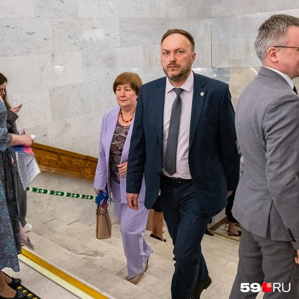По лестнице поднимается главврач городской больницы Архангела Михаила Антон Коровин | Источник: Тимофей Калмаков / 59.RU