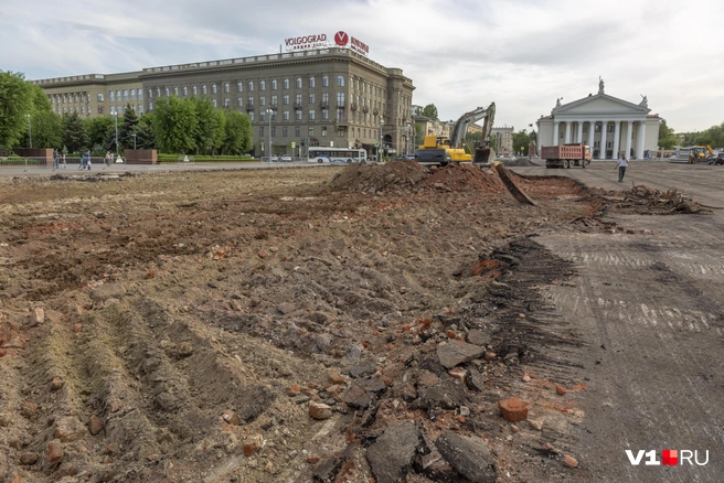 Сняв асфальт, тяжелая техника начинает бороться с толстенной подложкой из битого исторического кирпича | Источник: Константин Завриков / V1.RU