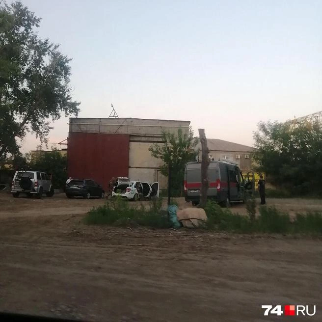 Силовики прибыли к складу в промзоне Челябинска | Источник: Светлана Талипова / 74.ru