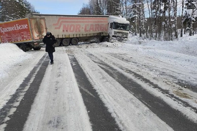 Фура перекрыла трассу в Нижегородской области, пробка 5 км