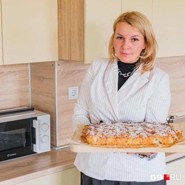 В кабинете трудов девочки-кадеты учатся печь пироги под руководством педагога | Источник: Тимофей Калмаков / 59.RU