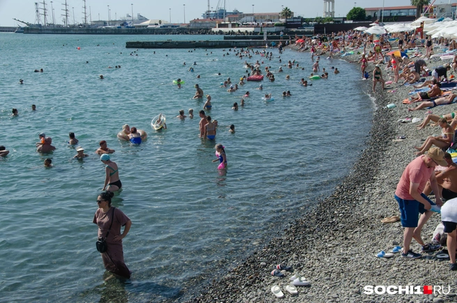 Море прозрачное и спокойное, будто тепло прощается в отдыхающими | Источник: Оксана Витязь / SOCHI1.RU