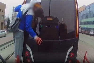 Школьник упал под трамвай в Челябинске