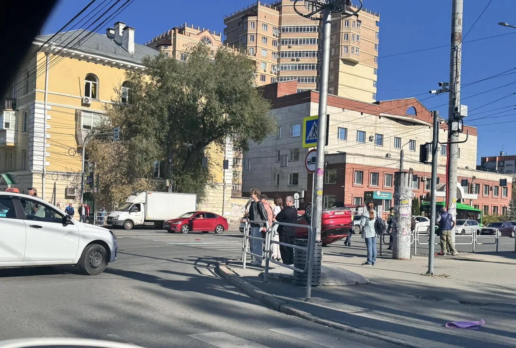 В центре Челябинска произошла авария с переворотом — видео