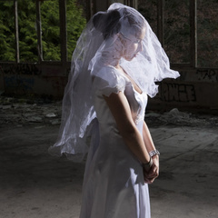 Увидевшая невесту мать жениха остановила свадьбу. Реакция мужчины всех удивила