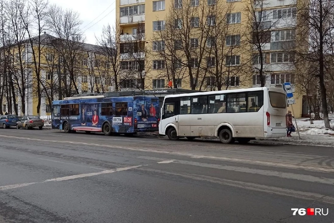 Новые правила работы электротранспорта бесят даже маршрутчиков, которые не могут дождаться, пока троллейбус тронется с остановки | Источник: Михаил Контуев