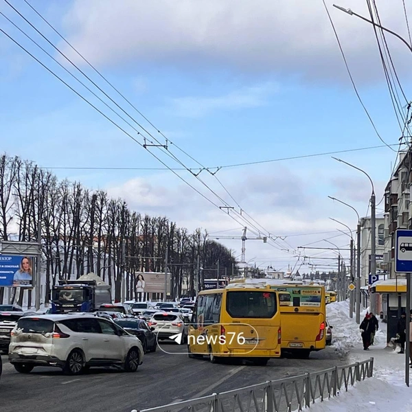 На Московском проспекте затруднено автомобильное движение  | Источник: читатель 76.RU
