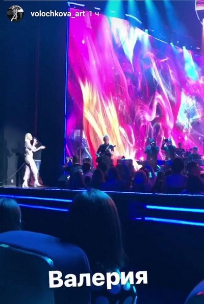 Анастасия Волочкова поделилась в соцсетях видео, сделанным во время концерта