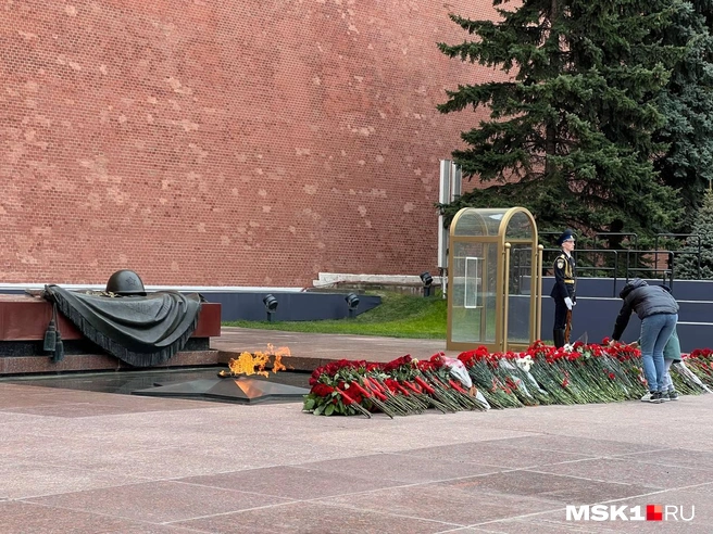 Горожане массово несут цветы к могиле Неизвестного солдата | Источник: Иван Богданов / MSK1.RU