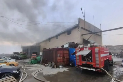 Пожар уничтожил 200 м² склада в Холмске