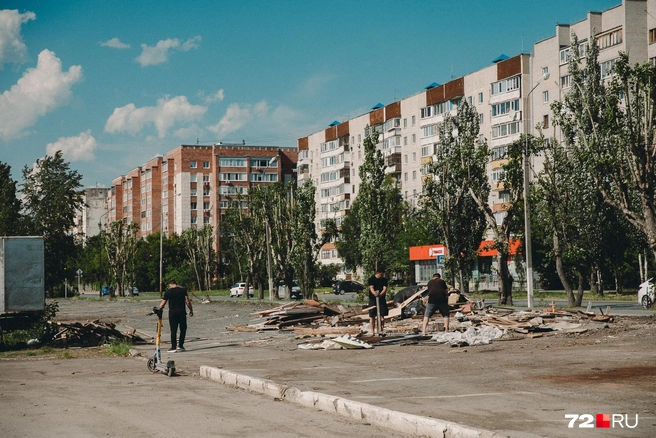 Здесь тоже была торговая точка. В спешке мужчины разбирают остатки | Источник: Ирина Шарова / 72.RU