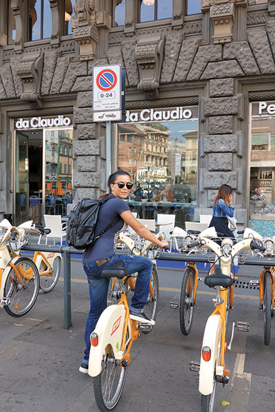 ...а в Милане, куда пара прилетела всего на один день, взяли напрокат велосипеды