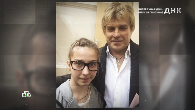 Стоя около кулис, Анна успела сфотографировать Глызина со своей дочкой Ксенией | Источник: кадр из шоу «ДНК» (16+), НТВ, 2025 год