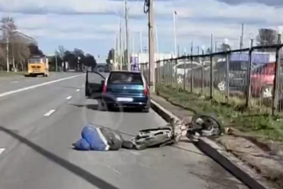 Школьник на чужом мотоцикле врезался в опору освещения