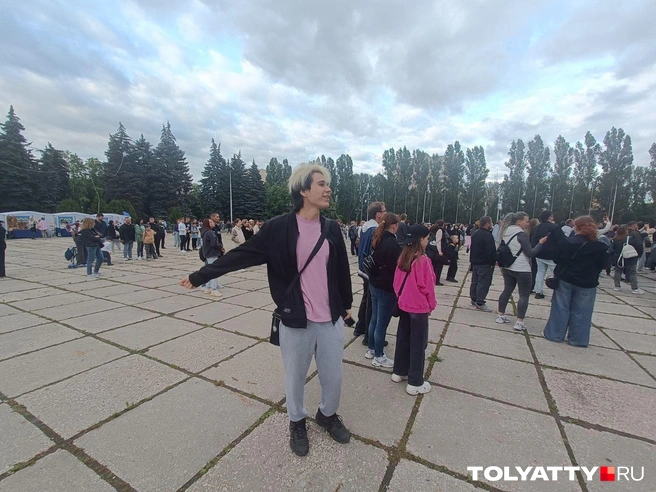 Молодой человек зажигал на площади в одиночестве, но веселился от души | Источник: Юлия Дроглева