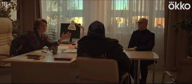 Директор отчасти заменила мать Антону и Константину | Источник: сериал «Урок», Okko; MEM Cinema Production