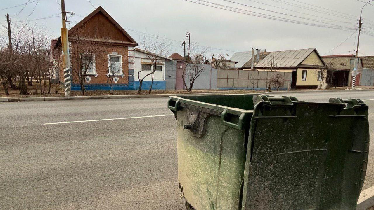 В Энгельсе на улице Студенческой водители уворачивается от катающихся по дороге мусорных баков