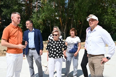 Олег Денисов оценил возведение ФОК и бассейна
