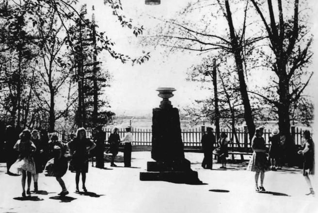 По выходным иркутяне собирались на танцплощадке | Источник: автор неизвестен / Pastvu.com
