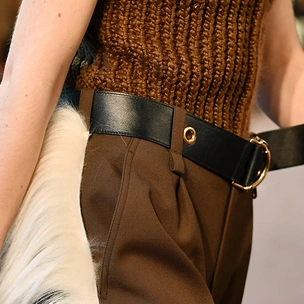 Неожиданно: меховые лампасы на показе Chloé FW18-19