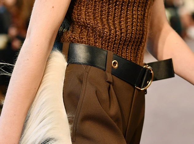 Неожиданно: меховые лампасы на показе Chloé FW18-19