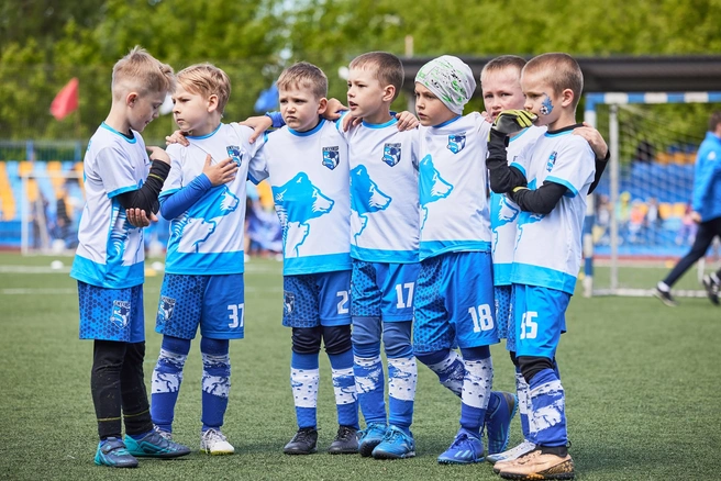 На турнирах детской футбольной школы царит атмосфера борьбы и командного духа | Источник: ДФЦ «ДЖУНИОР»