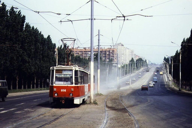 1992 год. Проспект Космонавтов, трамвай едет с Северного в центр | Источник: Подслушано на Северном |СЖМ| Ростов-на-Дону / Vk.com (на вотермарке указано «Belyaeff»)