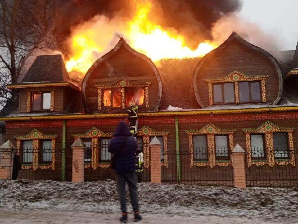 В Ярославской области загорелся популярный туристический объект. Видео