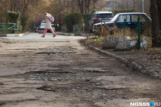 Пожилым людям тяжело ходить по такому асфальту | Источник: Евгений Софийчук / NGS55.RU