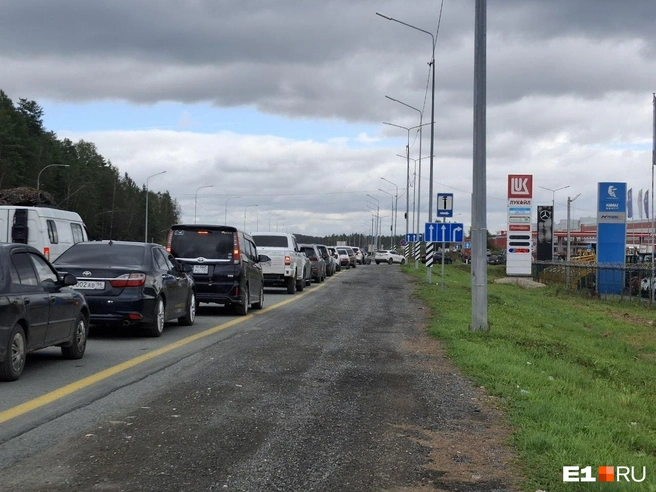 Час и 35 минут понадобилось для того, чтобы заправиться в «Лукойле» на Ново-Московском тракте | Источник: Елена Аносова / E1.RU