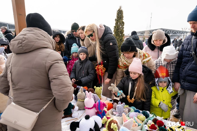 Товары на ярмарке пользовались спросом | Источник: Евгений Вдовин / 161.RU