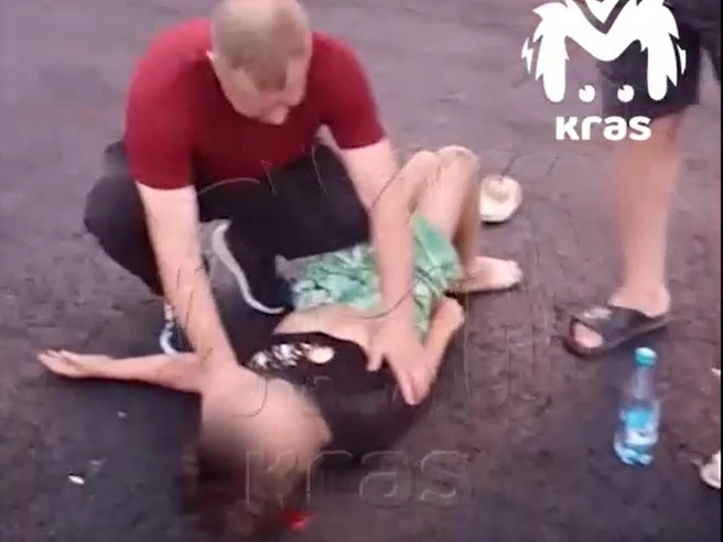 Прохожим пришлось спасать мальчика, который не мог встать после удара | Источник: Kras Mash / Telegram
