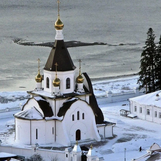 Включена и культурно-познавательная поездка в Свято-Успенский мужской монастырь | Источник: «Радуга»