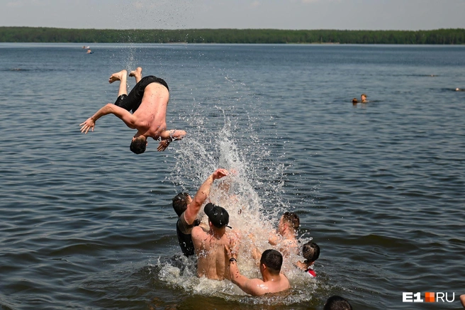 Некоторые даже не побоялись залезть в воду!  | Источник: Дмитрий Емельянов / E1.RU