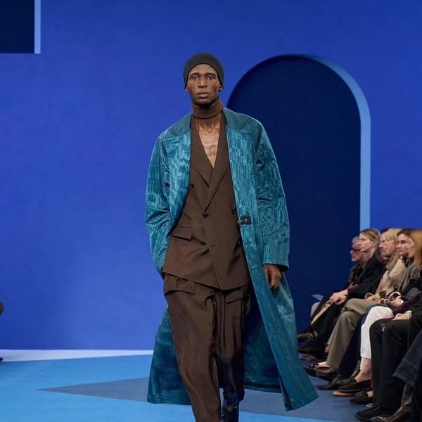 Lanvin возвращает синий цвет — фирменный оттенок Дома Lanvin возвращает синий цвет — фирменный оттенок Дома