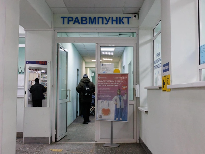 Очередь к травмпункту растянулась до самого выхода из отделения | Источник: Алексей Волхонский / V1.RU