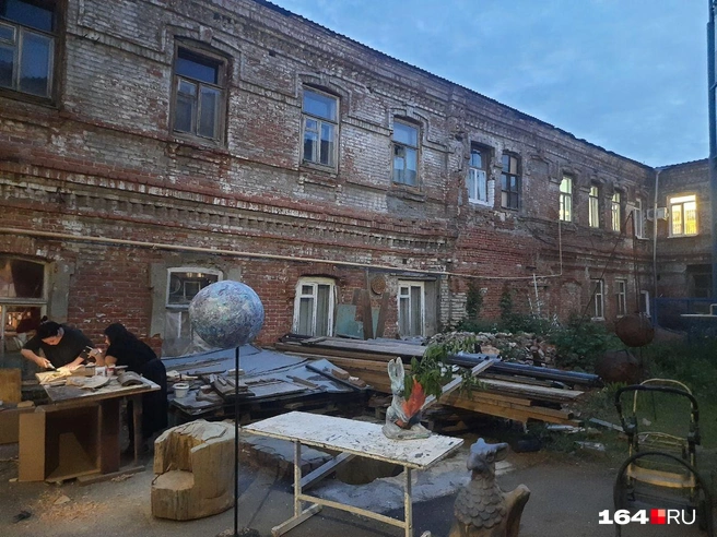 Из старого пня вырублено деревянное кресло | Источник: Сергей Гендин / 164.RU