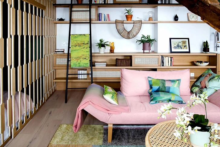 Диван-кровать Zeal Bow, Innovation Living. Большие подушки, плед и ковер, Designers Guild. Небольшая подушка и ткань на лестнице, Maison Levy. Журнальный столик из ротанга, L'Ushuaia.  | Источник: Сильвия Дюран