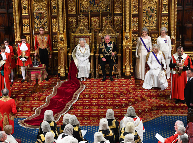 Почему Елизавета II не надела корону Британской империи на открытии парламента