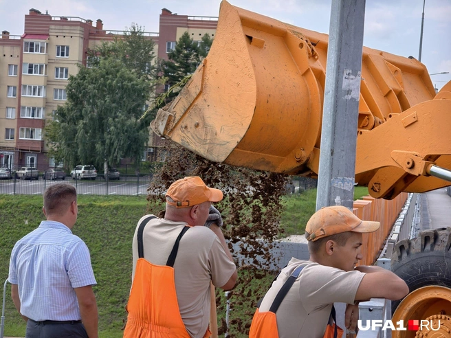 Ссыпают землю | Источник: Булат Салихов / UFA1.RU