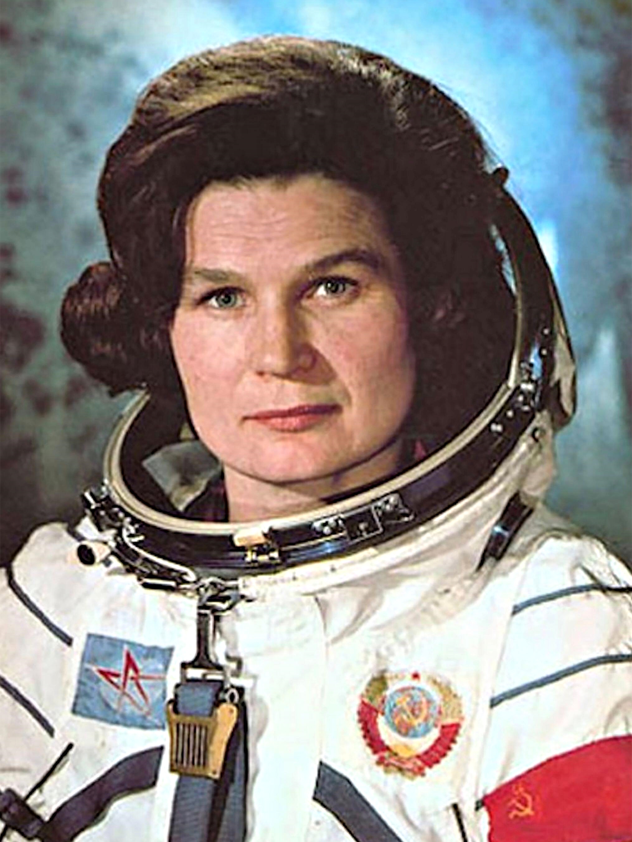 Как звали 1 женщину космонавта