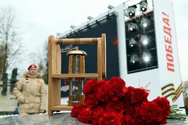 Частицы пламени для новых огней передают с действующих мемориалов вот в таких лампадках | Источник: «Храним огонь Победы»