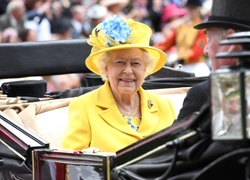 Делайте ставки, господа: шляпки Королевы на Royal Ascot