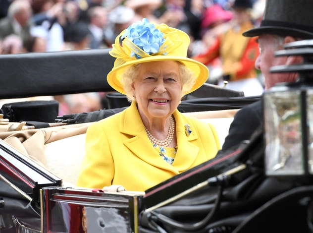 Делайте ставки, господа: шляпки Королевы на Royal Ascot