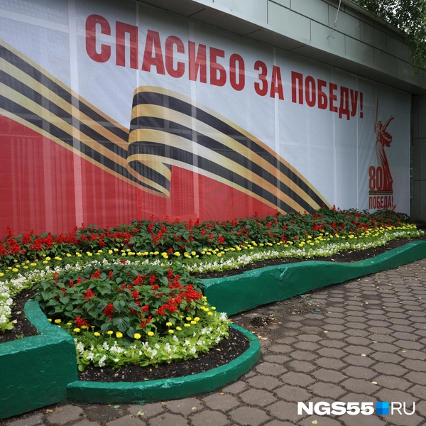Некоторые клумбы уже готовы полностью | Источник: Евгений Софийчук / NGS55.RU
